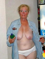 Real older cougar is getting nude