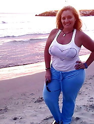 Skinny old cougar is spreading her lips on camera