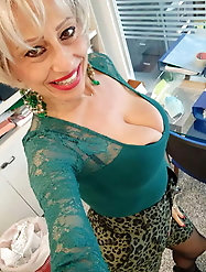 Glamour mature chick enjoys oral sex very much