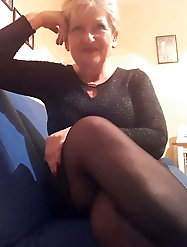 Busty mature mama is spreading her pussy lips on cam