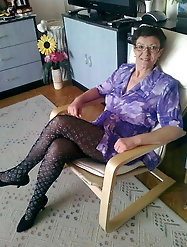 Older cougar is giving blowjob